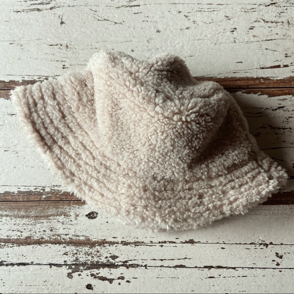 Urban Outfitters Accessories - Urban Outfitters Sherpa Bucket Hat